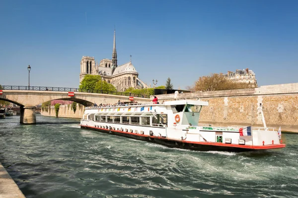 Paris, Notre Dame cathedral with boat on Seine in France — Stock Photo, Image