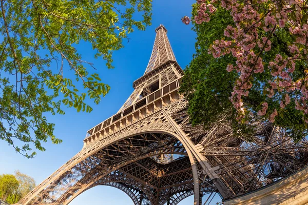 Torre Eiffel durante la primavera en París, Francia — Foto de Stock