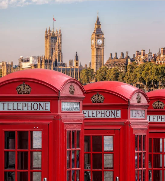 Londýnské symboly s BIG BEN a červenými telefonní budkami v Anglii, Velká Británie — Stock fotografie