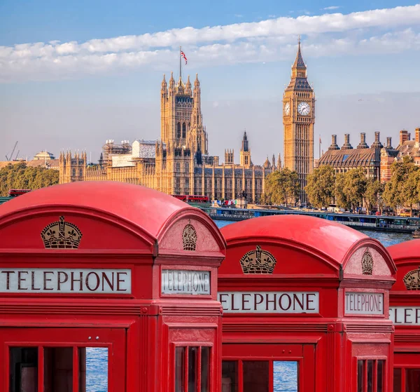 Symbole Londynu z BIG BEN i czerwonymi budkami telefonicznymi w Anglii, UK — Zdjęcie stockowe