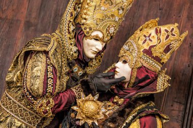 Venedik, İtalya 'da düzenlenen geleneksel festivalde renkli karnaval maskeleri