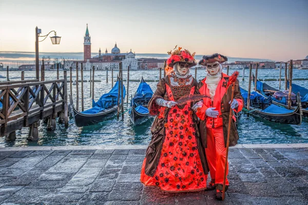 Masques de carnaval colorés lors d'un festival traditionnel à Venise, Italie — Photo