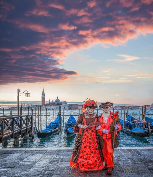หน้ากากคาร์นิวัลสีสันสดใสในเทศกาลดั้งเดิมในเวนิส, อิตาลี — ภาพถ่ายสต็อก