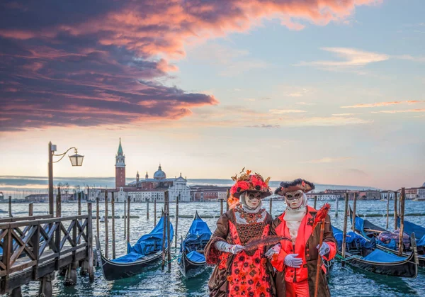 Masques de carnaval colorés lors d'un festival traditionnel à Venise, Italie — Photo