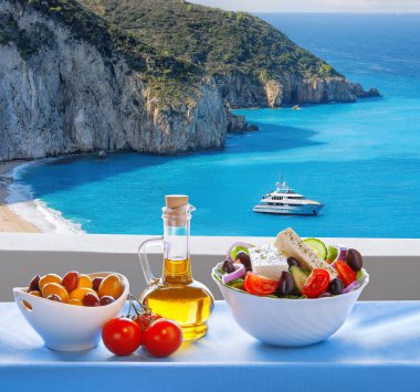 Yunanistan 'ın Lefkas adasında Yunan salatalı Milos plajı