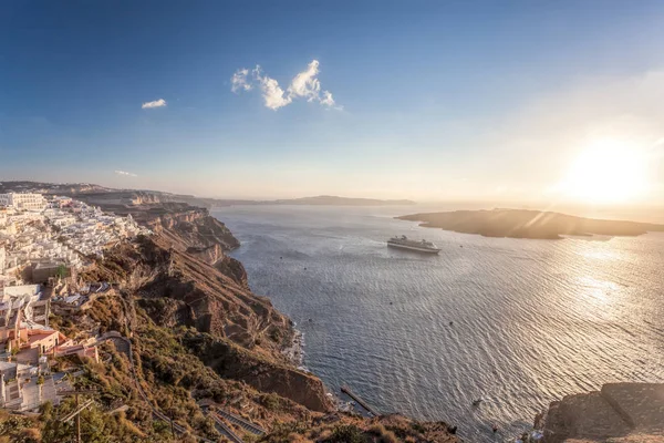 Old Town Thira en la isla de Santorini, iglesias famosas contra la colorida puesta de sol en Grecia —  Fotos de Stock