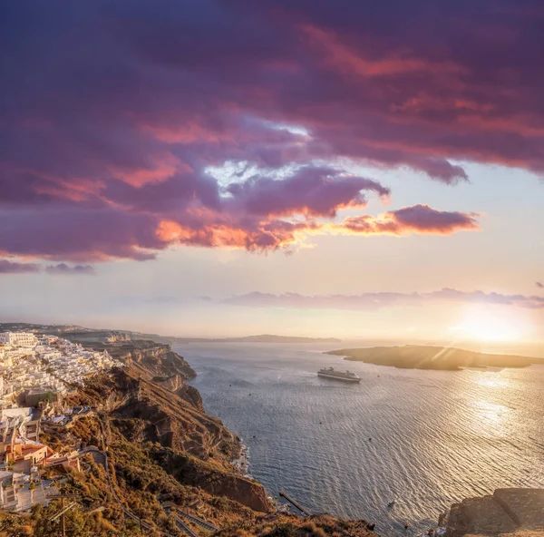 Old Town Thira en la isla de Santorini, iglesias famosas contra la colorida puesta de sol en Grecia — Foto de Stock
