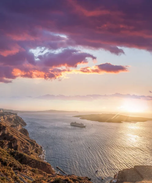 Città Vecchia Thira sull'isola di Santorini, famose chiese contro il tramonto colorato in Grecia — Foto Stock