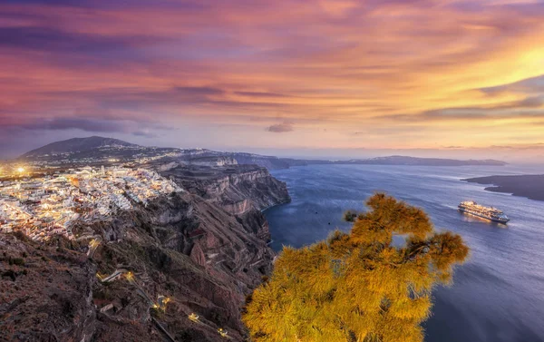 Old Town Thira en la isla de Santorini, iglesias famosas contra la colorida puesta de sol en Grecia — Foto de Stock