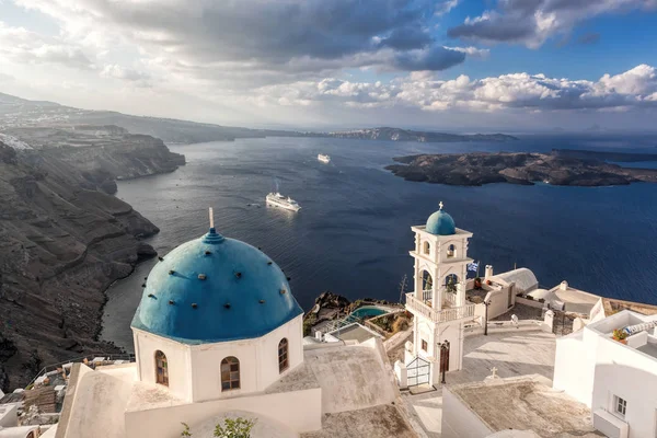 Thira na ilha de Santorini com igrejas famosas contra navios na Grécia — Fotografia de Stock