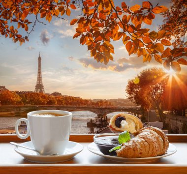 kahve ile kruvasan karşı ünlü Eyfel Kulesi Paris, Fransa