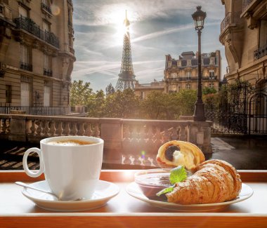 kahve ile kruvasan karşı ünlü Eyfel Kulesi Paris, Fransa