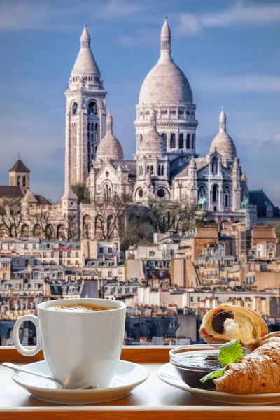 Парижский кофе с круассанами против базилики Сакре-Кер во Франции — стоковое фото