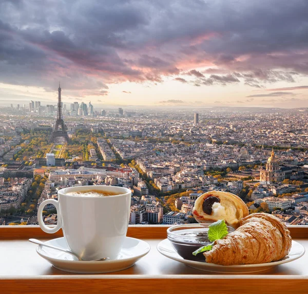 Koffie met croissants tegen beroemde Eiffeltoren in Parijs, Frankrijk — Stockfoto
