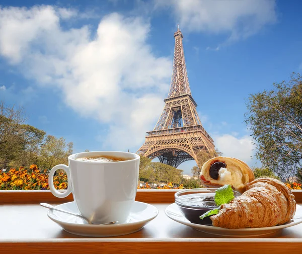 Coffee with croissants against famous Eiffel Tower in Paris, France — Stock Photo, Image