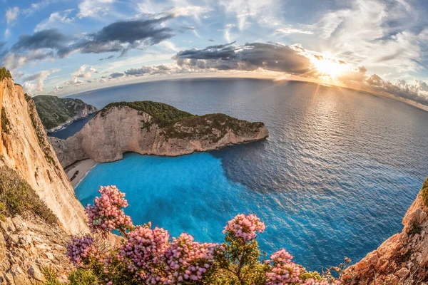 Yunanistan 'ın Zakynthos adasında gemi enkazı olan Navagio plajı — Stok fotoğraf