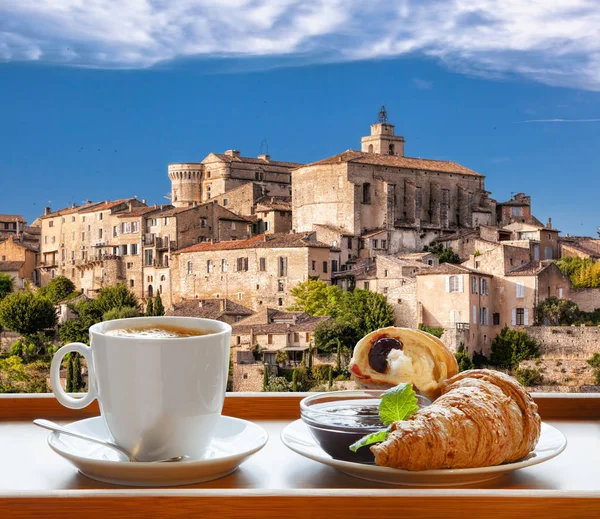 Café avec croissants contre le village de Gordes en Provence, France — Photo