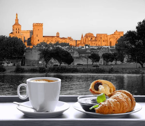 Caffè con croissant contro Avignone città in Provenza, Francia — Foto Stock