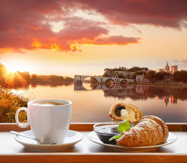 Caffè con croissant contro il vecchio ponte di Avignone in Provenza, Francia — Foto Stock