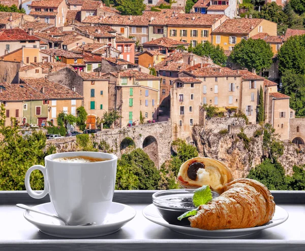 Káva s croissanty proti Moustiers vesnice Sainte Marie v Provence, Francie — Stock fotografie