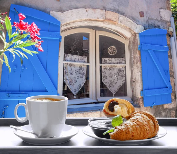 Caffè con croissant contro la finestra in Provenza, Francia — Foto Stock