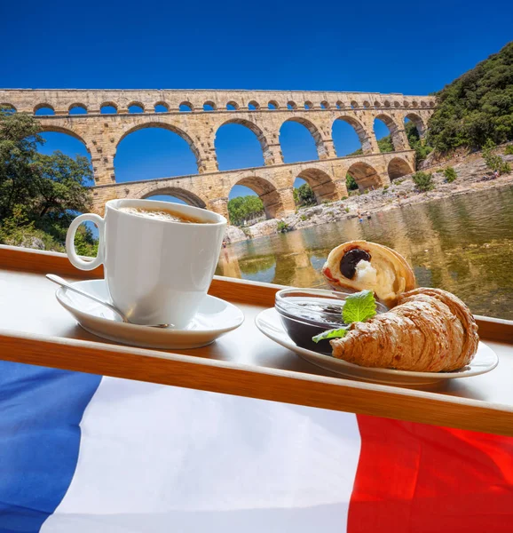 Coffee with croissants against Pont du Gard, is an old Roman aqueduct in Provence, France — Stock Photo, Image