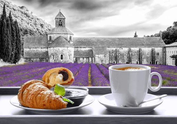 Monastero Senanque contro il caffè con croissant a Gordes, Provenza, Francia — Foto Stock