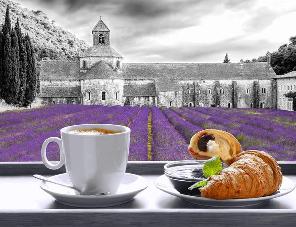 ゴドス、プロヴァンス、フランスのクロワッサンとコーヒーに対するSenanque修道院 — ストック写真