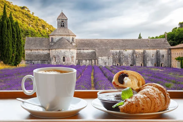 Monastère de Senanque contre le café aux croissants à Gordes, Provence, France — Photo