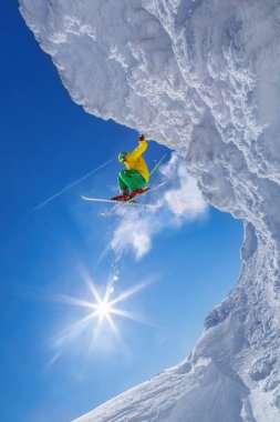 kayakçı kaya karşı mavi gökyüzü atlama