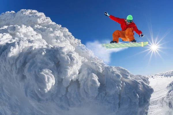 Snowboarder springt tegen de blauwe lucht — Stockfoto