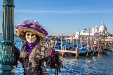 Venedik, İtalya 'da düzenlenen geleneksel festivalde renkli karnaval maskeleri