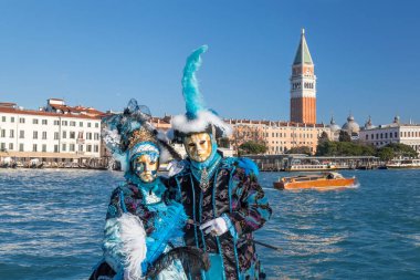 Venedik, İtalya 'da düzenlenen geleneksel festivalde renkli karnaval maskeleri