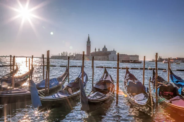 Igreja de San Giorgio Maggiore com gôndolas venezianas no porto de Veneza. Itália — Fotografia de Stock