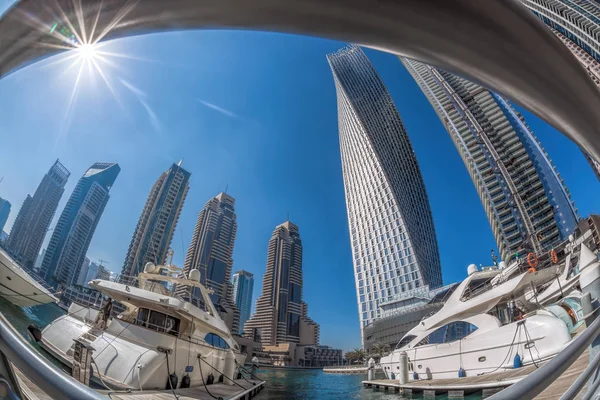 Dubai Marina Катерами Против Небоскребов Дубае Объединенные Арабские Эмираты — стоковое фото