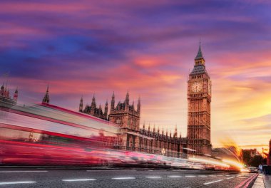 Büyük Ben kırmızı otobüsle Londra, İngiltere ve İngiltere 'de günbatımına karşı.