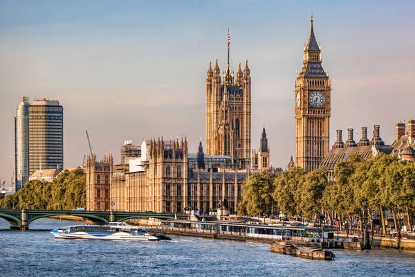 Big Ben Casas Del Parlamento Con Barcos Río Londres Inglaterra —  Fotos de Stock