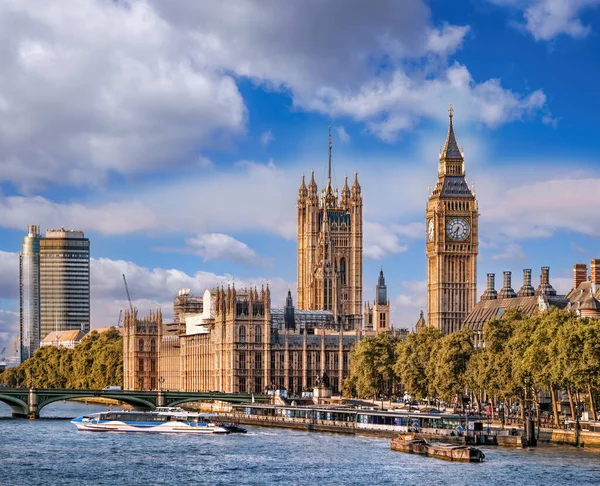 Big Ben Huizen Van Het Parlement Met Boten Rivier Londen — Stockfoto