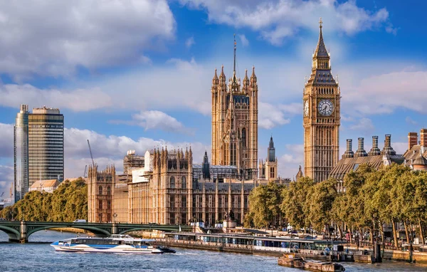 ロンドン イギリス イギリスの川にボートを持つ議会の大きなベンと家 — ストック写真