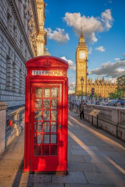 İngiltere 'de Big Ben' e karşı kırmızı telefon kulübesi olan Londra, Uk