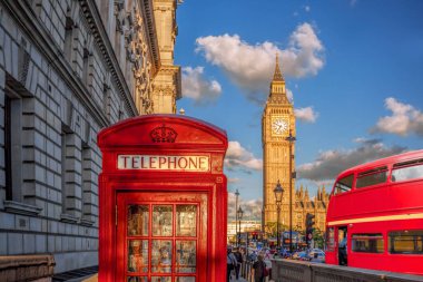 İngiltere 'de Big Ben' e karşı kırmızı telefon kulübesi olan Londra, Uk