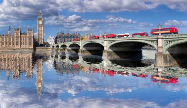 Londra, İngiltere ve İngiltere 'de köprüde kırmızı otobüsleri olan Büyük Ben ve Parlamento Binaları.