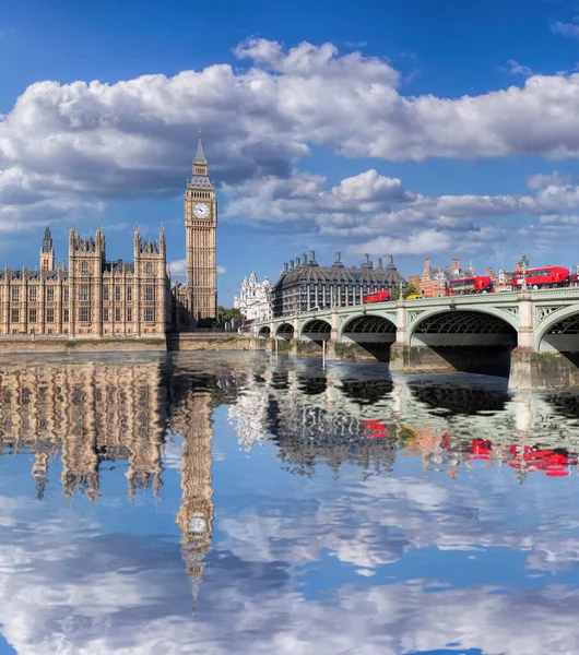 Big Ben Domy Parlamentu Červenými Autobusy Mostě Londýně Anglii Spojeném — Stock fotografie