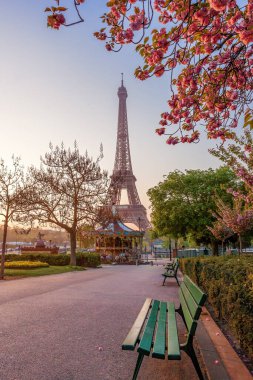 Eyfel Kulesi Paris, Fransa'da bahar ağaçları ile