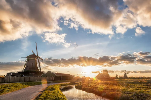 Традиционные Голландские Ветряные Мельницы Против Заката Zaanse Schans Амстердам Голландия — стоковое фото