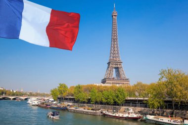 Paris ve Eyfel Kulesi Fransa 'da bahar zamanı Fransız bayrağına karşı