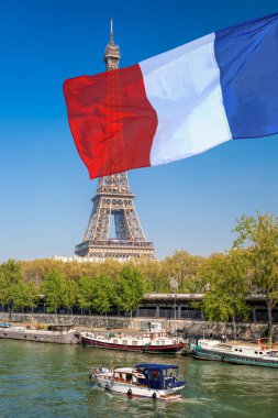 Paris ve Eyfel Kulesi Fransa 'da bahar zamanı Fransız bayrağına karşı
