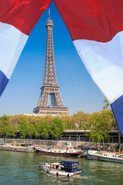 Paryż Wieżą Eiffla Przeciwko Francuskiej Fladze Wiosną Francji — Zdjęcie stockowe
