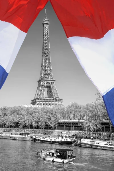 Paris Com Torre Eiffel Contra Bandeira Francesa Durante Primavera França — Fotografia de Stock