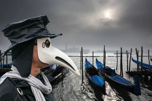 Plague Doctor Gondolas Foggy Day Venice Italy Epidemic Symbol — Stock Photo, Image